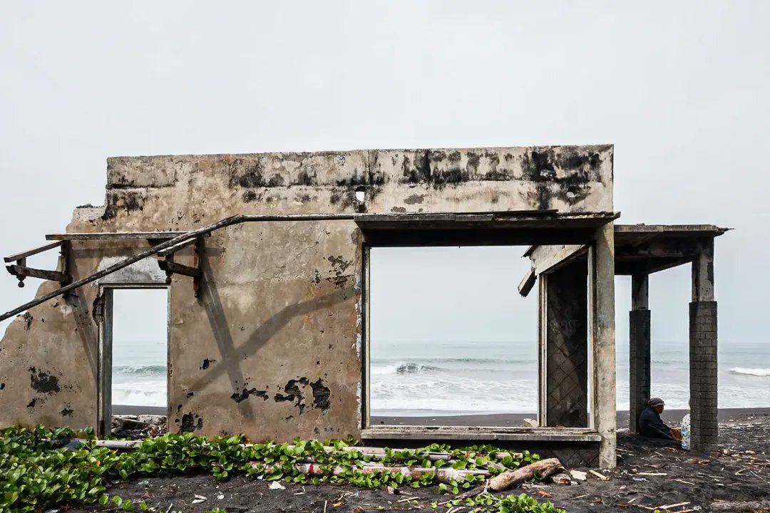 merapi_uncover's tweet photo. A number of local people sit among the remaining buildings affected by abrasion at Kawaru Beach, Bantul, Yogyakarta. Friday (18/4/2025). High waves caused by the East Musan wind have caused the south coast to experience abrasion, eroding the shoreline and a number of buildings and threatening residential areas in the coastal area.

The Regional Disaster Management Agency of Bantul Regency, Special Region of Yogyakarta, stated that the abrasion or erosion of the southern coastline of this area is quite high due to the tidal waves that occur every year.

There are remnants of buildings abandoned by their owners and there are also dangerous warning boards about tidal waves located around the beach. People who do activities around the coast, such as fishermen, traders, and local residents with fishing and playing activities. However, there is also a large amount of rubbish carried by the ocean currents which is a serious problem known as ‘marine debris’. This debris consists of various types of solid materials that collect and are carried by ocean currents, negatively impacting the coastal environment.

©Muhammad Rizky Febriansyah
(jurnalfbrn)