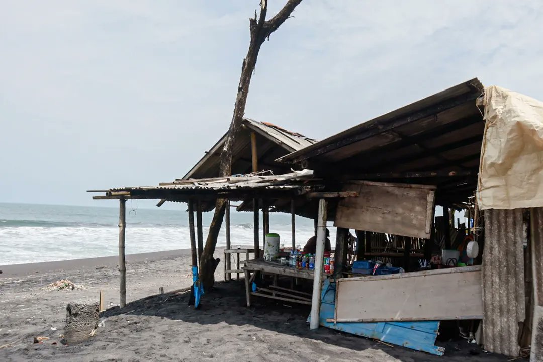 merapi_uncover's tweet photo. A number of local people sit among the remaining buildings affected by abrasion at Kawaru Beach, Bantul, Yogyakarta. Friday (18/4/2025). High waves caused by the East Musan wind have caused the south coast to experience abrasion, eroding the shoreline and a number of buildings and threatening residential areas in the coastal area.

The Regional Disaster Management Agency of Bantul Regency, Special Region of Yogyakarta, stated that the abrasion or erosion of the southern coastline of this area is quite high due to the tidal waves that occur every year.

There are remnants of buildings abandoned by their owners and there are also dangerous warning boards about tidal waves located around the beach. People who do activities around the coast, such as fishermen, traders, and local residents with fishing and playing activities. However, there is also a large amount of rubbish carried by the ocean currents which is a serious problem known as ‘marine debris’. This debris consists of various types of solid materials that collect and are carried by ocean currents, negatively impacting the coastal environment.

©Muhammad Rizky Febriansyah
(jurnalfbrn)