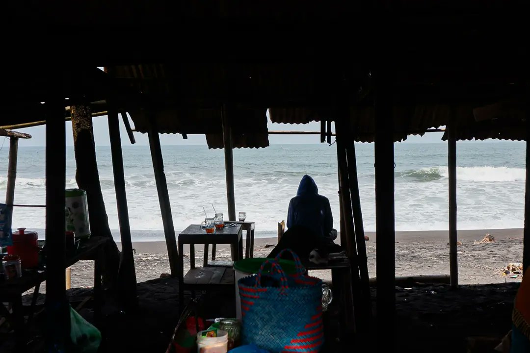 merapi_uncover's tweet photo. A number of local people sit among the remaining buildings affected by abrasion at Kawaru Beach, Bantul, Yogyakarta. Friday (18/4/2025). High waves caused by the East Musan wind have caused the south coast to experience abrasion, eroding the shoreline and a number of buildings and threatening residential areas in the coastal area.

The Regional Disaster Management Agency of Bantul Regency, Special Region of Yogyakarta, stated that the abrasion or erosion of the southern coastline of this area is quite high due to the tidal waves that occur every year.

There are remnants of buildings abandoned by their owners and there are also dangerous warning boards about tidal waves located around the beach. People who do activities around the coast, such as fishermen, traders, and local residents with fishing and playing activities. However, there is also a large amount of rubbish carried by the ocean currents which is a serious problem known as ‘marine debris’. This debris consists of various types of solid materials that collect and are carried by ocean currents, negatively impacting the coastal environment.

©Muhammad Rizky Febriansyah
(jurnalfbrn)