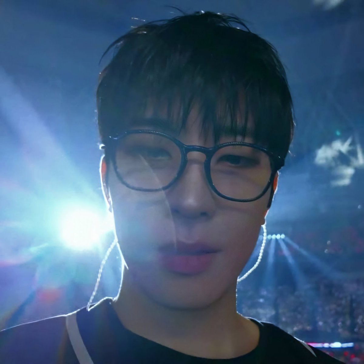 Punya, ini pacarku, cintaku, duniaku, semestaku, peachyku yang paling gemas, paling lucu, paling cantik, paling ganteng, paling mirip kucing miaw, paling sayang aku juga pastinya.