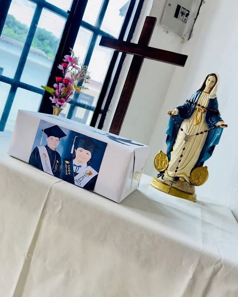 La familia de Luisa Fernanda y Sergio Peña Rosero, los dos jovencitos bachilleres asesinados anoche en el atentado terrorista en La Plata, Huila necesitan nuestro apoyo. 
Además del terrible dolor por ellos, otros miembros de su familia están gravemente heridos.
Ayudemos:
Por