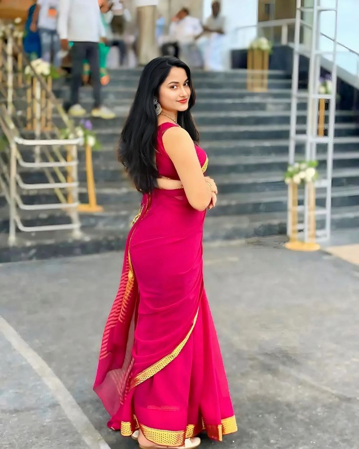 मन में मैल रखकर
बाहर से अच्छा होने का दिखावा करना

कीचड़ के ऊपर रंग लगाने वाली बात है...!!