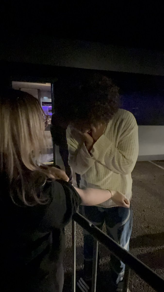 Carolaneblnt's tweet photo. Je voudrai faire ce post pour remercier ce monsieur, je n’ai jamais vu quelqu’un d’aussi doux et d’une telle gentillesse! @Gwendaloff merci pour tout et j’espère qu’on se reverra à Paris l’année prochaine 🫶🏻🥰 https://t.co/RAkp2XRRuO