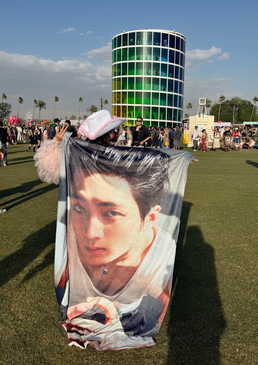 woohoocloudy's tweet photo. birthday boy 🎂 ❤️🐈‍⬛ #COACHELLA2025 #ENHYPEN #ENCHELLA #ENHYPEN_JAY #제이 https://t.co/l2QxhMq9JE
