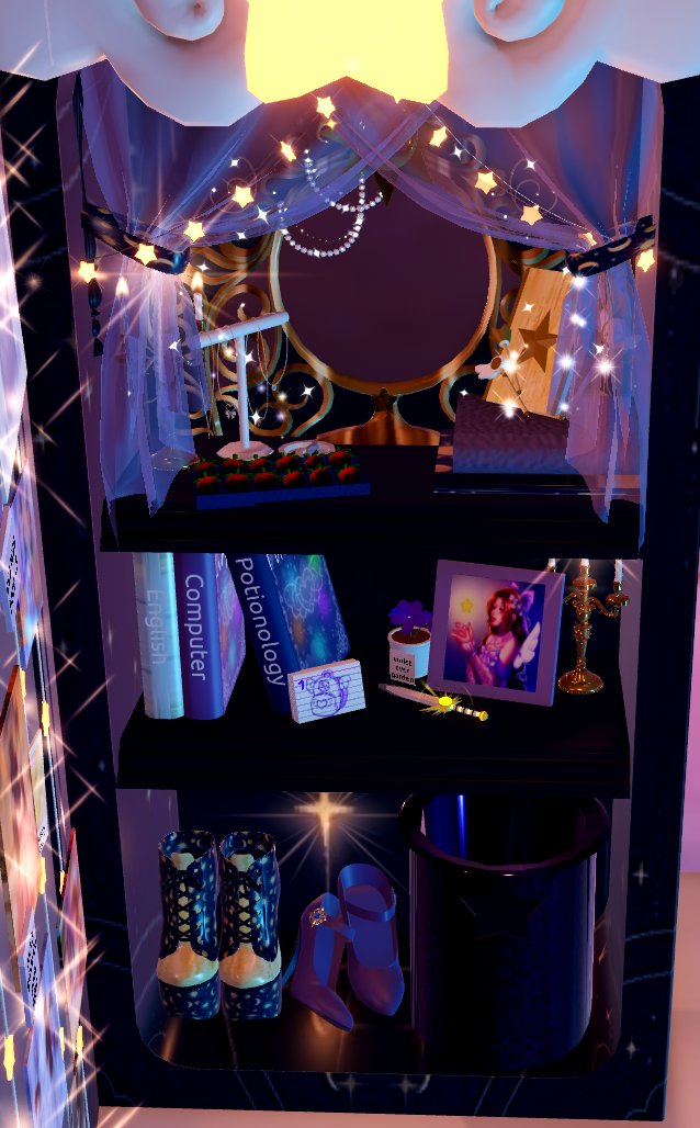 SoIarScarlett's tweet photo. My Royale High Campus 4 Locker💜✨

Definitely wanted to add my favorite things in life into my locker which includes stars, my friends, and my favorite singer Ariana Grande. https://t.co/cX6YF8mKdX
