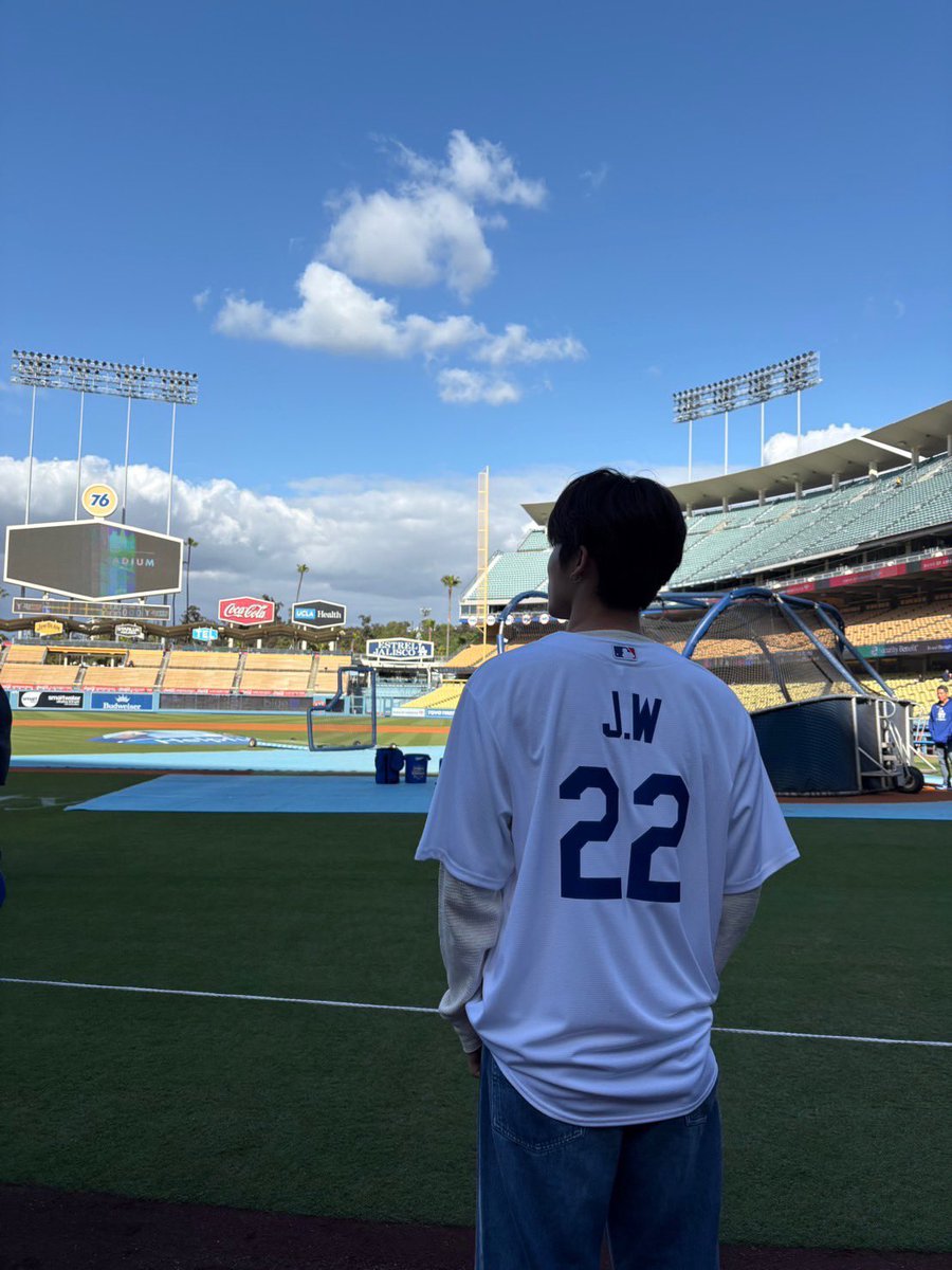 happybeeeeen's tweet photo. jeongwoo’s back is so wide https://t.co/GONRZ8h7te