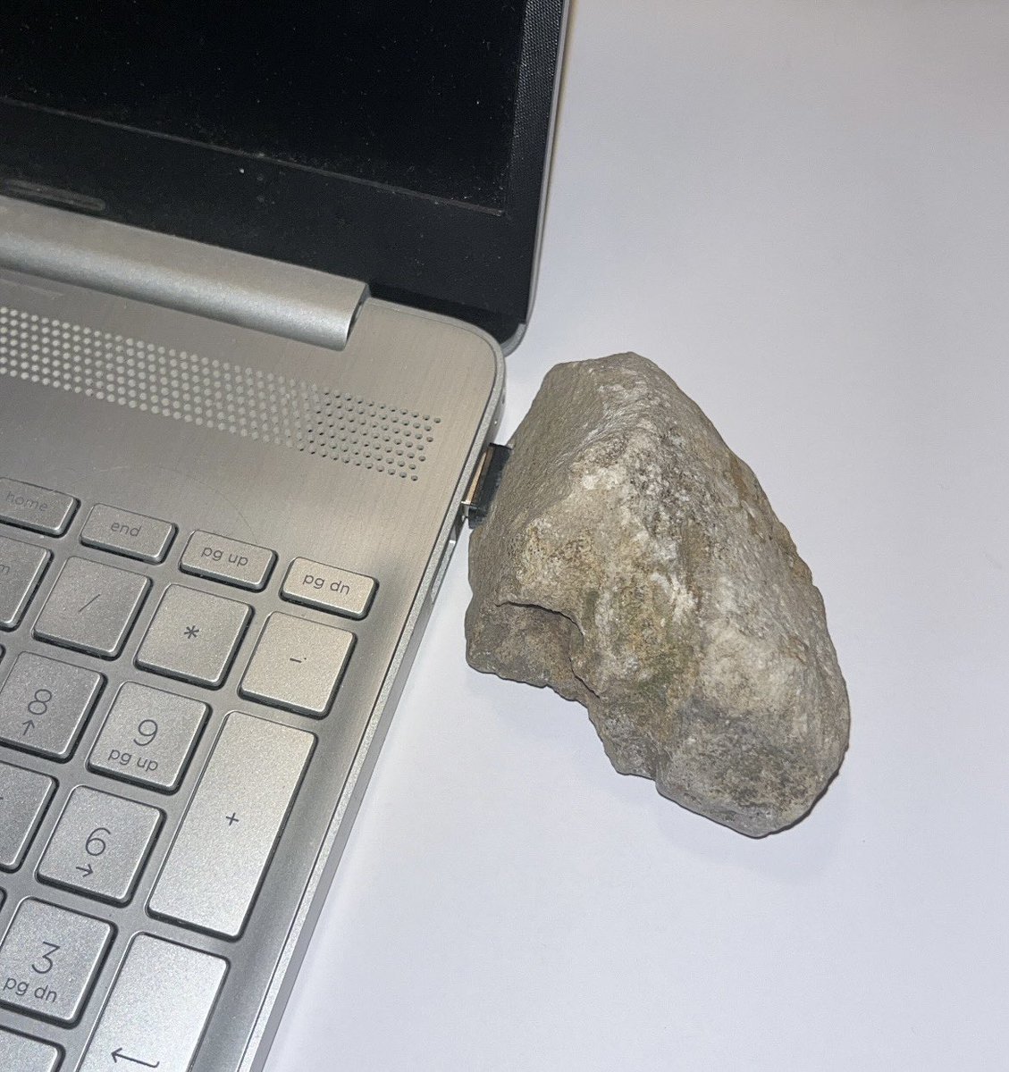 ennntropy's tweet photo. Stone USB by @100o111 https://t.co/HVCMqGvJ8G