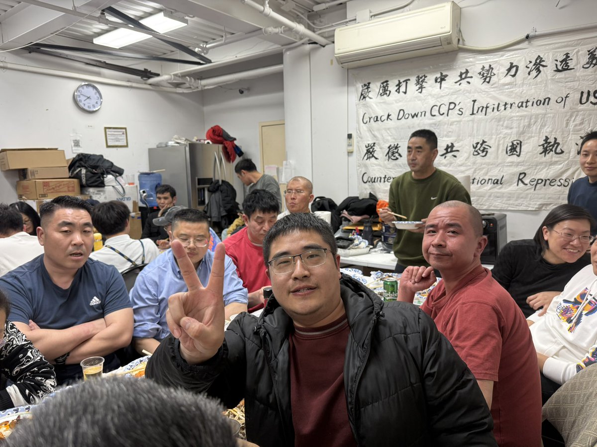每次参加中国民主党的聚餐，除了可以听到党员讲述让我泪流满面的故事，更是思想的碰撞和交锋，火花四射。我想做一个问卷调查，如果此时中国大陆开放党禁，直选总统，你会选中国共产党的习近平还是中国民主党的王军涛先生，我想听到最真实的声音！