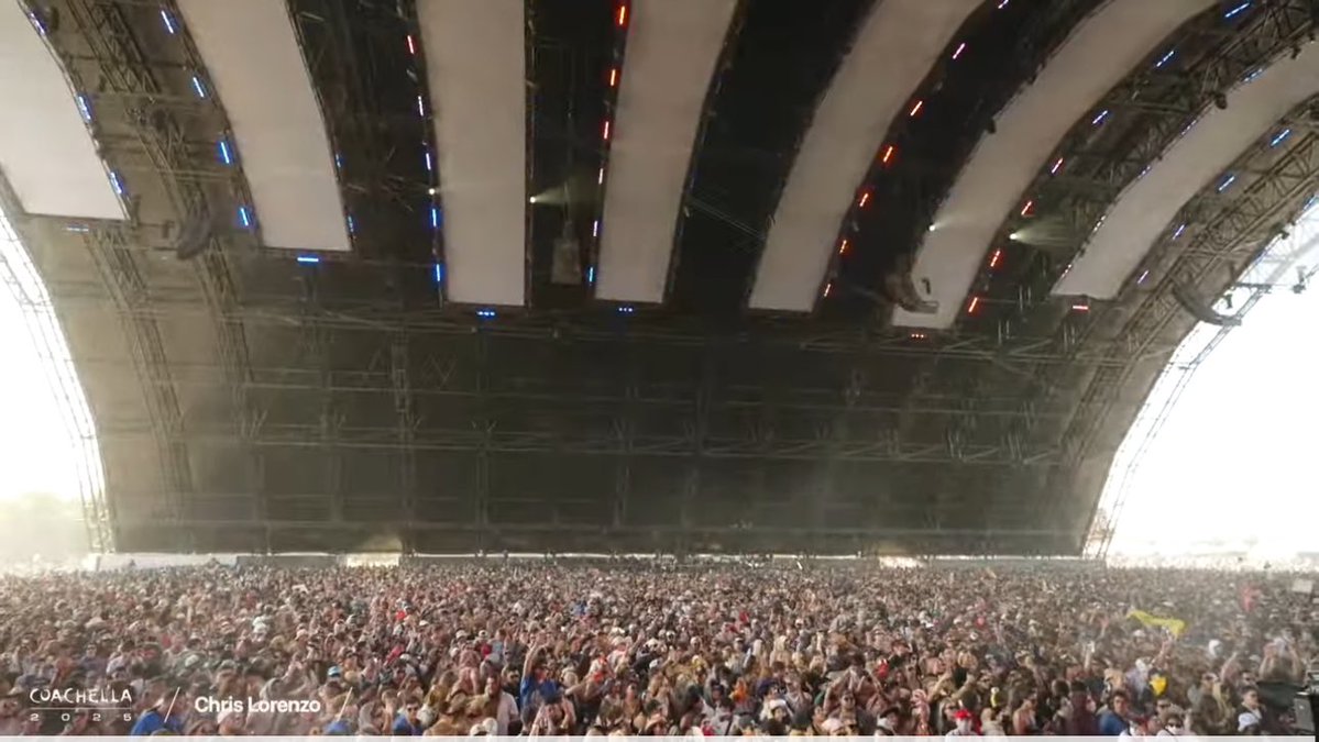 DEARMYLILI_VN's tweet photo. her impact 🫣

ROCKSTAR LISA COACHELLA
#LISACHELLA #Coachella2025 https://t.co/m20axKMO7E