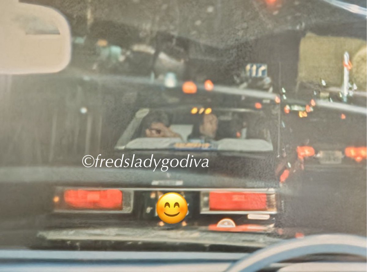 fredsladygodiva's tweet photo. 1985/5/14 大阪
夕食のため焼肉店「大同門」に向かうロジャーとクリス
そして… そしてロジャーは私のフォロワー様に手を振ってくれています!😭
#RogerTaylor #CrystalTaylor https://t.co/E3EWRzNLIp
