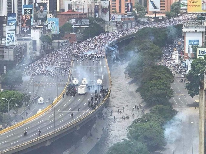19 de abril de 2017.

La marcha más grande que vi desde que empecé a protestar, a mis 15 años. La GNB nos acribilló. Muchos tuvieron que lanzarse al Río Guaire para escapar. Ellos con armas. Nosotros con piedras y escudos de lata.

Hace mucho tiempo decidimos ser libres. Y lo