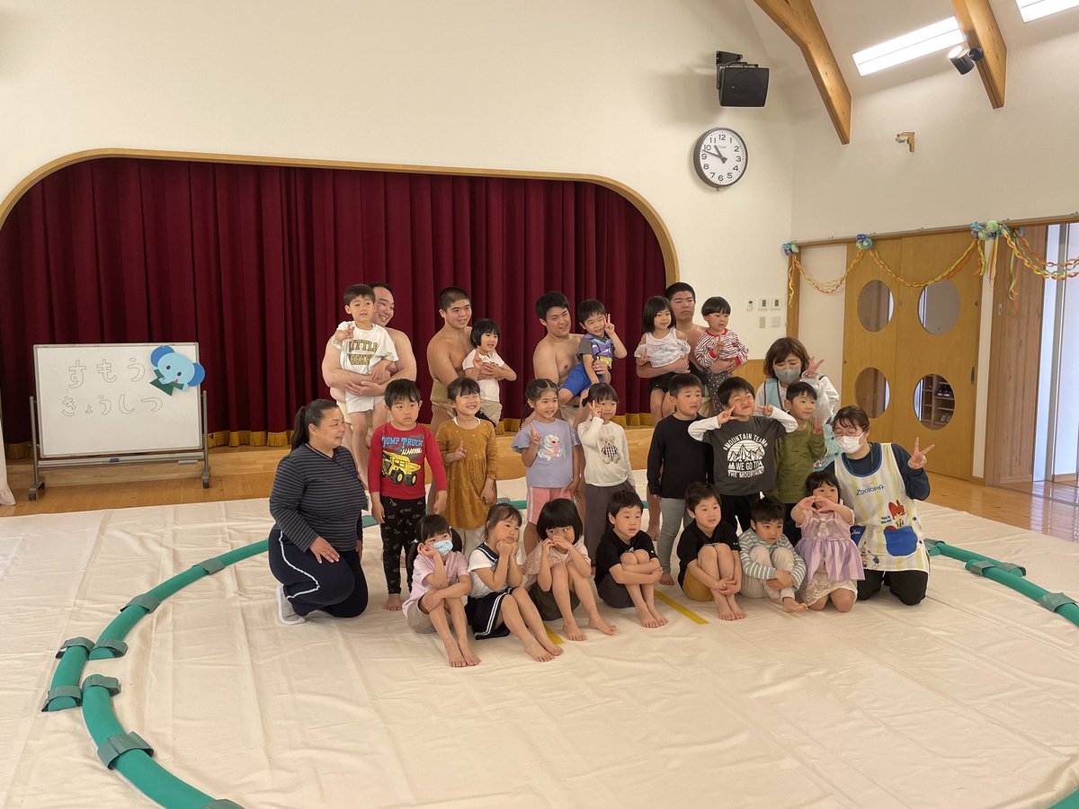 takehara_sumo's tweet photo. 4月19日にたけのここども園で子どもたちに相撲を披露しました‼️
子どもたちとの相撲体験会ではみんなで楽しく相撲を取りました❗️☺️
これからもたくさんの子どもたちに相撲の楽しさを教えていきます‼️ https://t.co/oKxuZUSZEd
