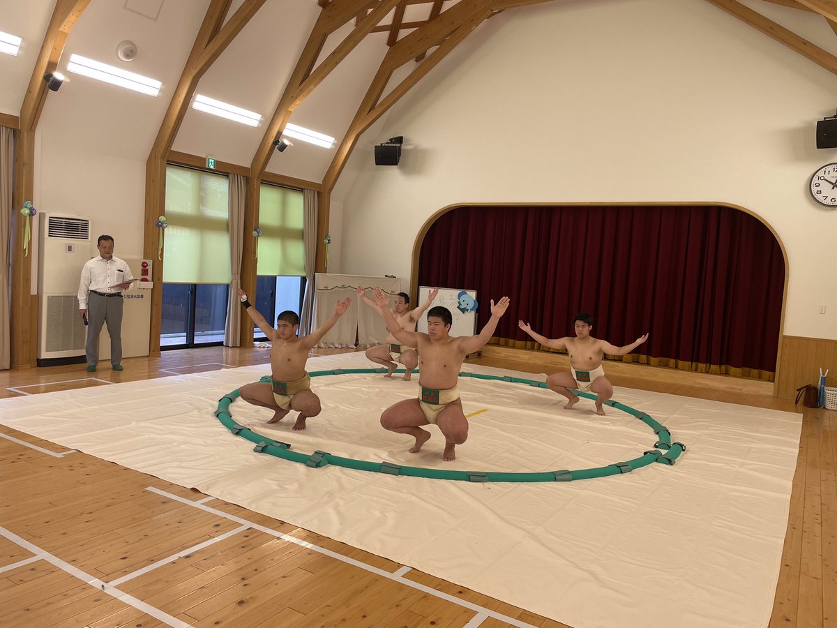 takehara_sumo's tweet photo. 4月19日にたけのここども園で子どもたちに相撲を披露しました‼️
子どもたちとの相撲体験会ではみんなで楽しく相撲を取りました❗️☺️
これからもたくさんの子どもたちに相撲の楽しさを教えていきます‼️ https://t.co/oKxuZUSZEd