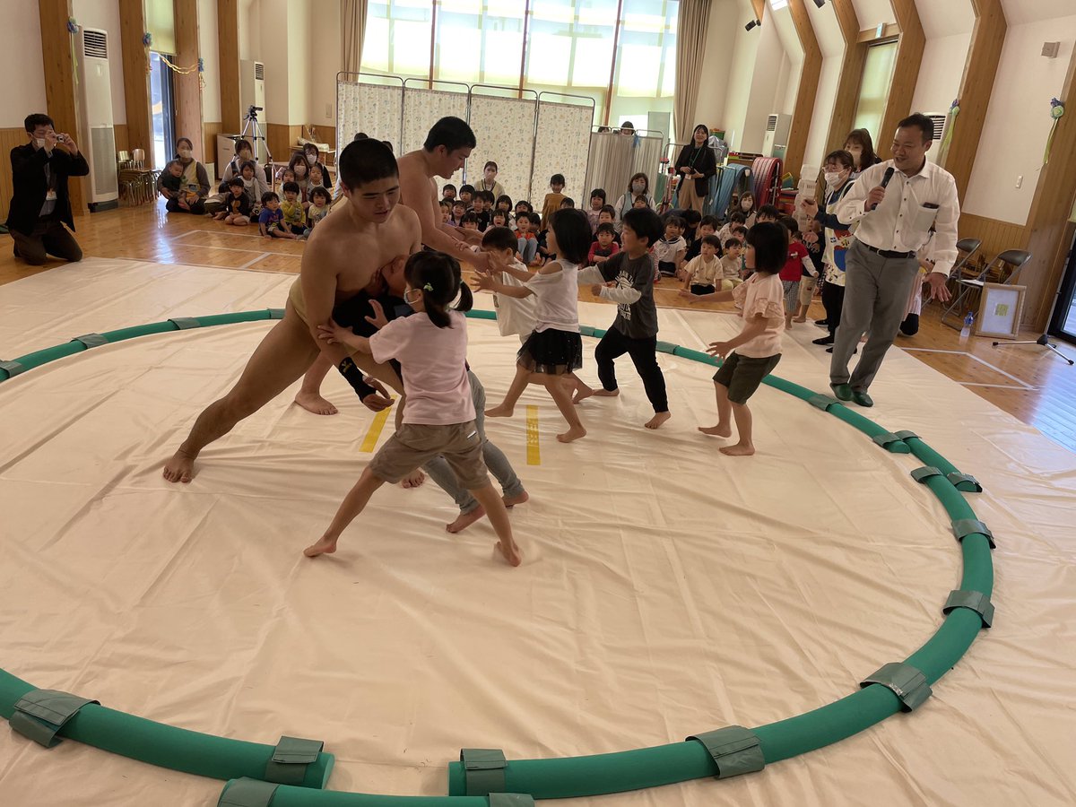 takehara_sumo's tweet photo. 4月19日にたけのここども園で子どもたちに相撲を披露しました‼️
子どもたちとの相撲体験会ではみんなで楽しく相撲を取りました❗️☺️
これからもたくさんの子どもたちに相撲の楽しさを教えていきます‼️ https://t.co/oKxuZUSZEd