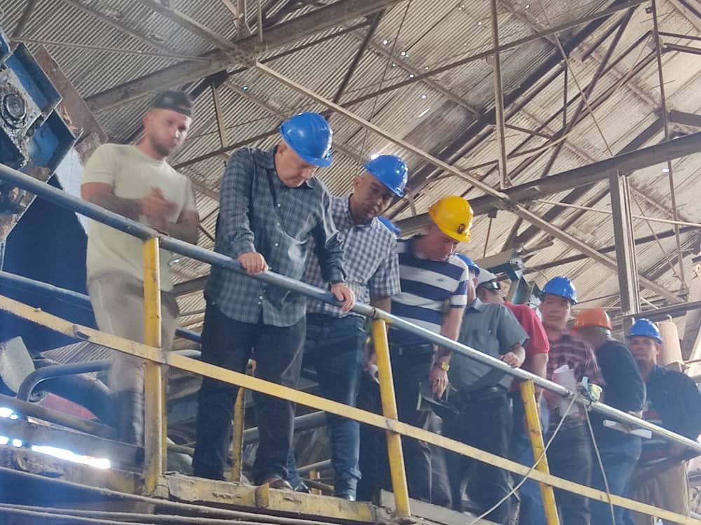 JorgeLuisTapiaF's tweet photo. En visita al Central Fernando de Dios, en Holguín, analizamos los indicadores de eficiencia de la presente zafra y los principales problemas que afectan la molida del ingenio y sus soluciones para cumplir la contienda. #CubaViveYTrabaja https://t.co/pvjHzDX1zd