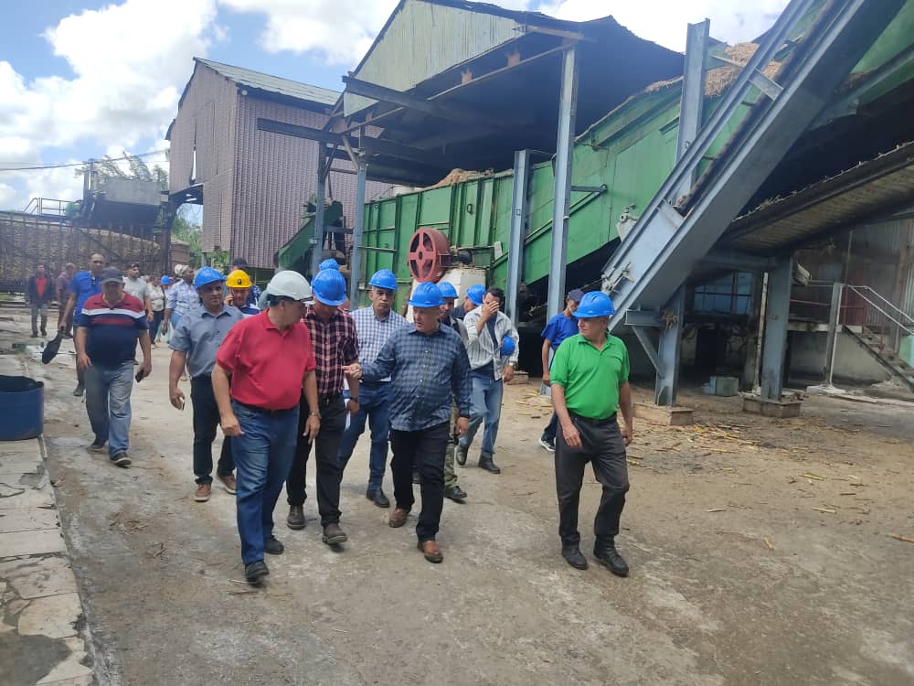 En visita al Central Fernando de Dios, en Holguín, analizamos los indicadores de eficiencia de la presente zafra y los principales problemas que afectan la molida del ingenio y sus soluciones para cumplir la contienda. #CubaViveYTrabaja