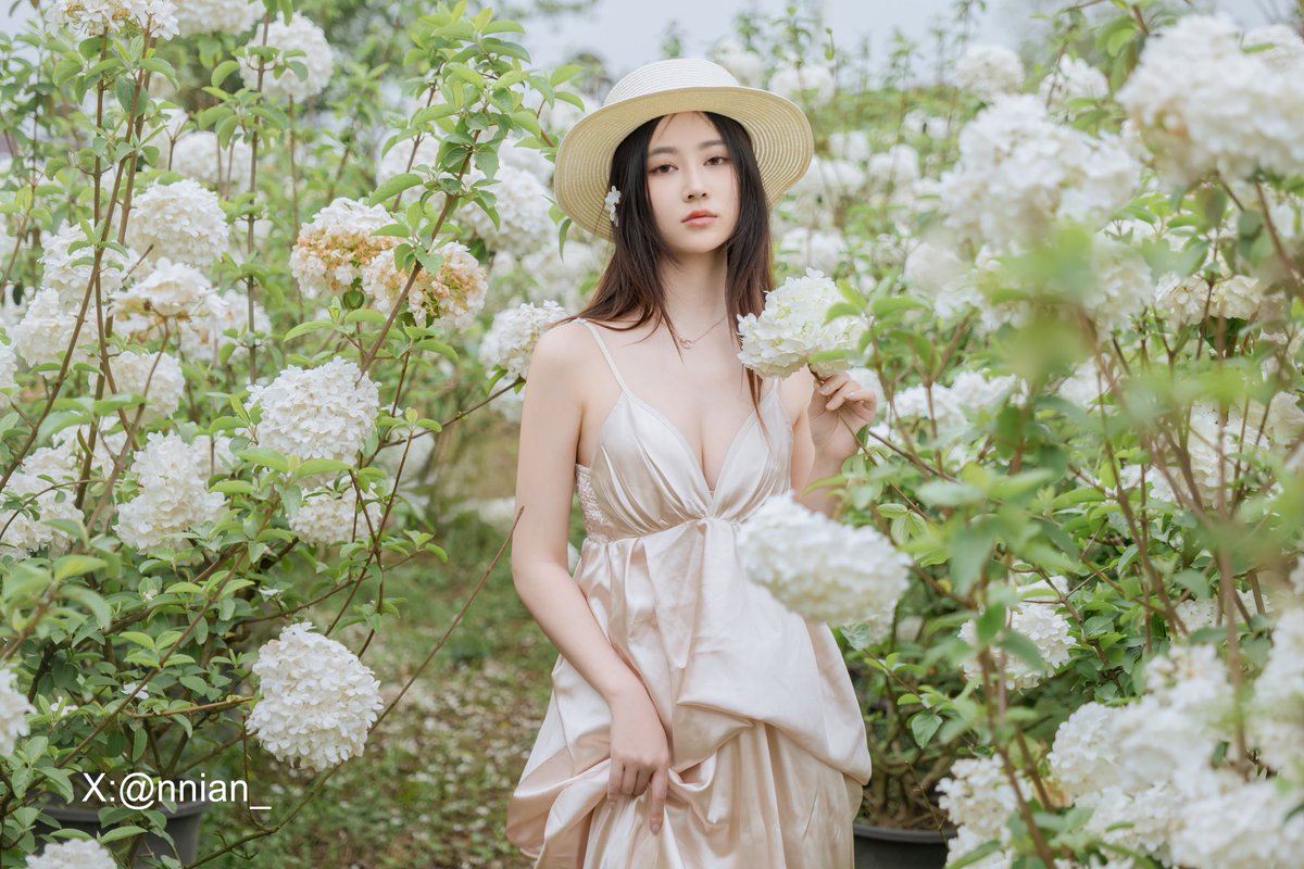 “像是百花撞了春风”🕊️
最新外景写真“木绣球”上架，喜欢的家人们来支持哦😘
It's like a hundred flowers colliding with the spring breeze 🕊️
The latest outdoor photo "Wooden Hydrangea" has been put on the shelves. Family members who like it can come and support it 😘
#绣球花 #外景写真 #性感写真 #户外露出 #纯欲 #反差女孩