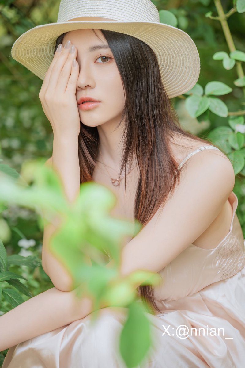 “像是百花撞了春风”🕊️
最新外景写真“木绣球”上架，喜欢的家人们来支持哦😘
It's like a hundred flowers colliding with the spring breeze 🕊️
The latest outdoor photo "Wooden Hydrangea" has been put on the shelves. Family members who like it can come and support it 😘
#绣球花 #外景写真 #性感写真 #户外露出 #纯欲 #反差女孩