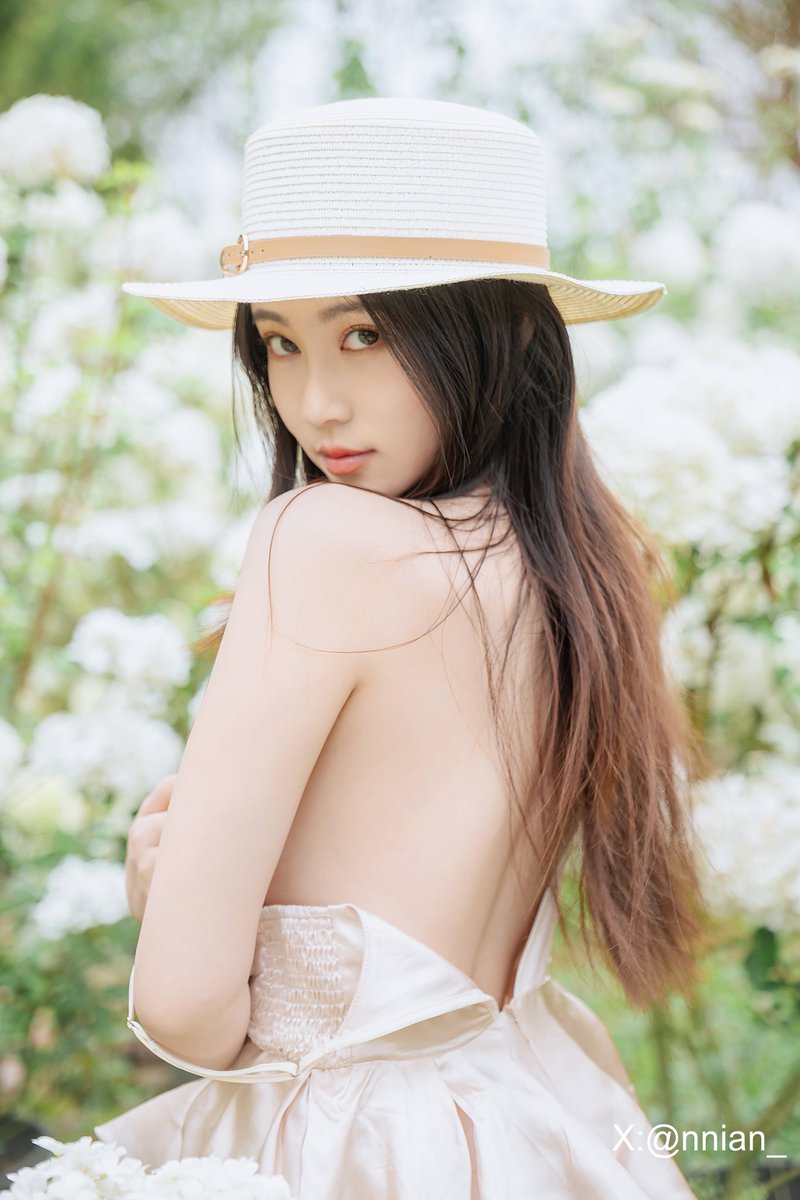 “像是百花撞了春风”🕊️
最新外景写真“木绣球”上架，喜欢的家人们来支持哦😘
It's like a hundred flowers colliding with the spring breeze 🕊️
The latest outdoor photo "Wooden Hydrangea" has been put on the shelves. Family members who like it can come and support it 😘
#绣球花 #外景写真 #性感写真 #户外露出 #纯欲 #反差女孩