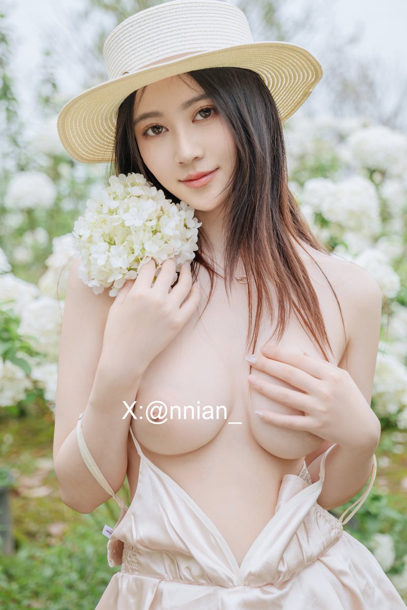 “像是百花撞了春风”🕊️
最新外景写真“木绣球”上架，喜欢的家人们来支持哦😘
It's like a hundred flowers colliding with the spring breeze 🕊️
The latest outdoor photo "Wooden Hydrangea" has been put on the shelves. Family members who like it can come and support it 😘
#绣球花 #外景写真 #性感写真 #户外露出 #纯欲 #反差女孩