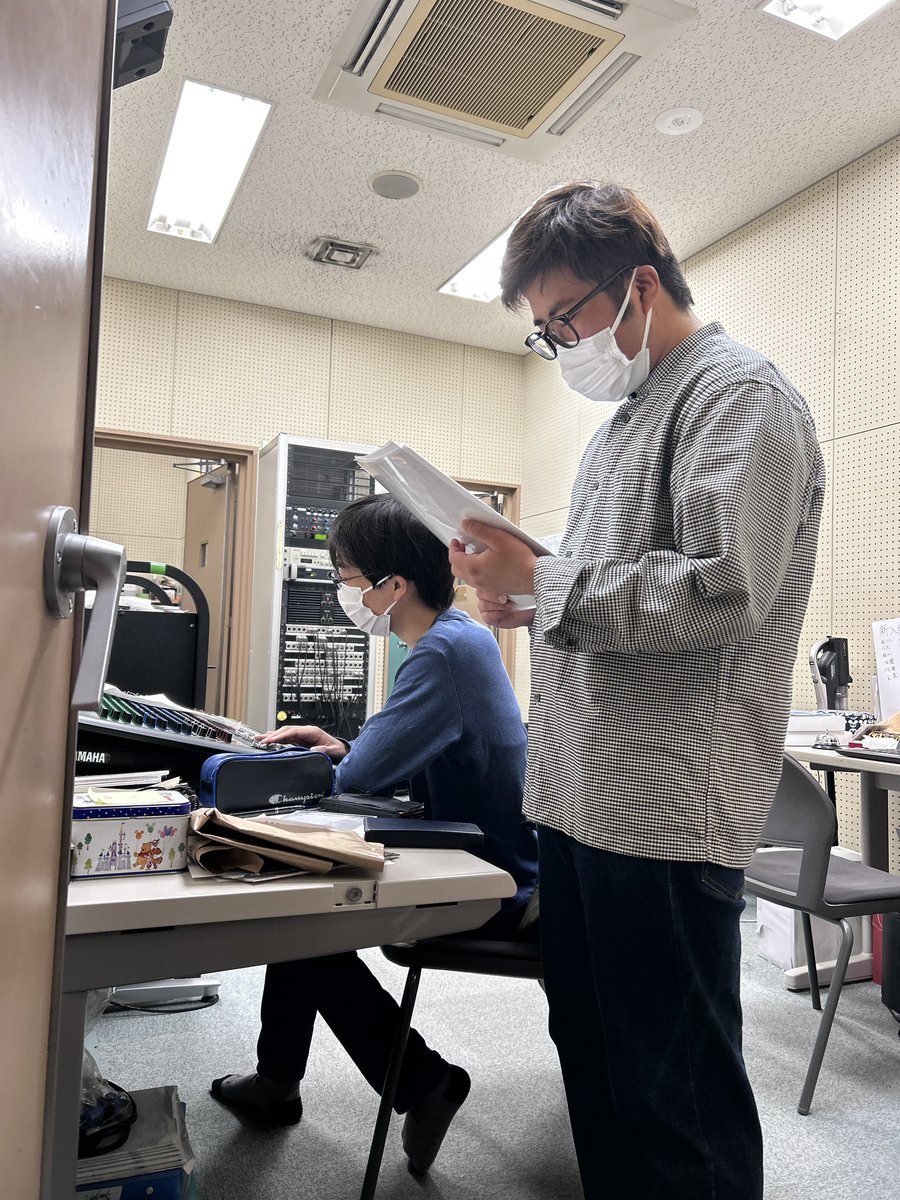 KGBSweb's tweet photo. こんにちは！学生放送局です🎤
今日は4月25日(金)のラジオを録音しました！
1年生の皆さんも在校生の皆さんもお昼休みにぜひ大学会館の中にある休憩スペースでご飯のお供として聞いてみてくださいね！ https://t.co/wDFgN1gKcL