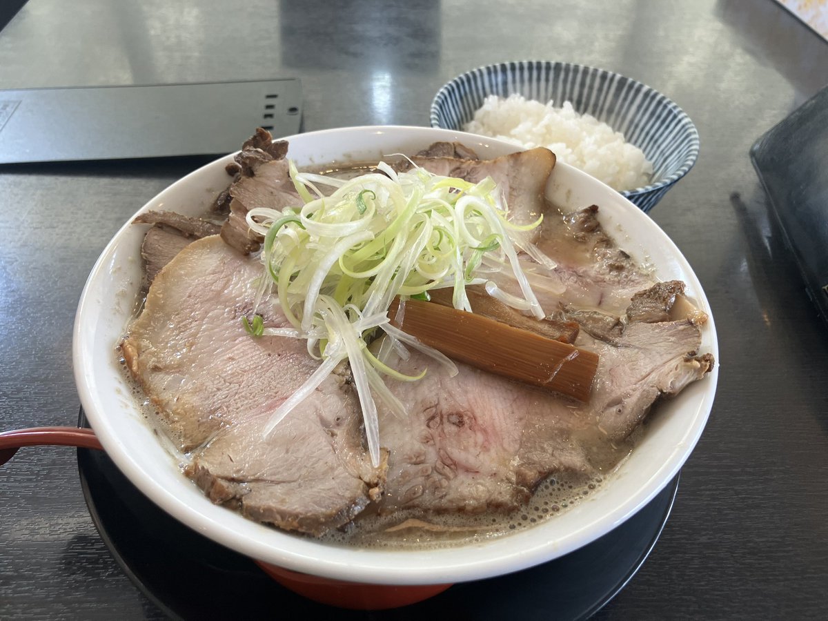 gochi_gokuraku's tweet photo. 今日のお昼は
燕市にあります
鬼にぼ吉田店
濃厚煮干しチャーシュー麺大盛りとライス
比較的すっきり味わいのスープ
麺は太麺、細麺から選べるが今回は太麺をチョイス
チャーシューは大判薄切りであるがかなり食べ応えあり https://t.co/9dvuPLua0Z