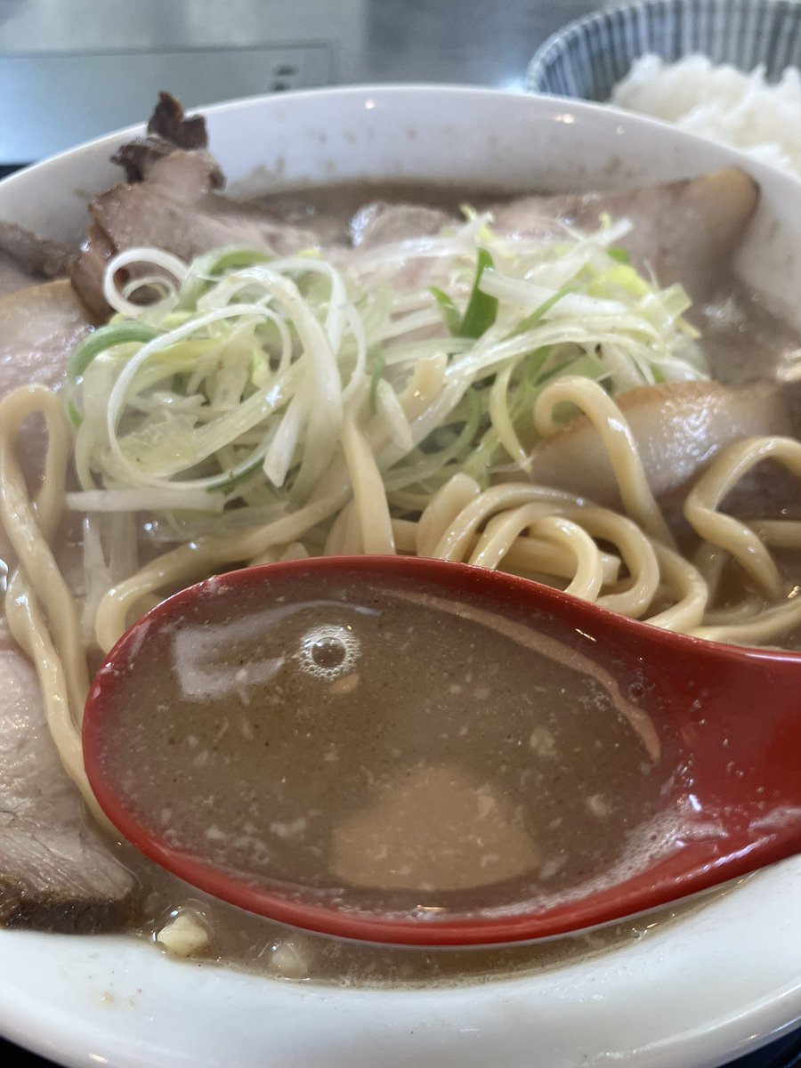 gochi_gokuraku's tweet photo. 今日のお昼は
燕市にあります
鬼にぼ吉田店
濃厚煮干しチャーシュー麺大盛りとライス
比較的すっきり味わいのスープ
麺は太麺、細麺から選べるが今回は太麺をチョイス
チャーシューは大判薄切りであるがかなり食べ応えあり https://t.co/9dvuPLua0Z