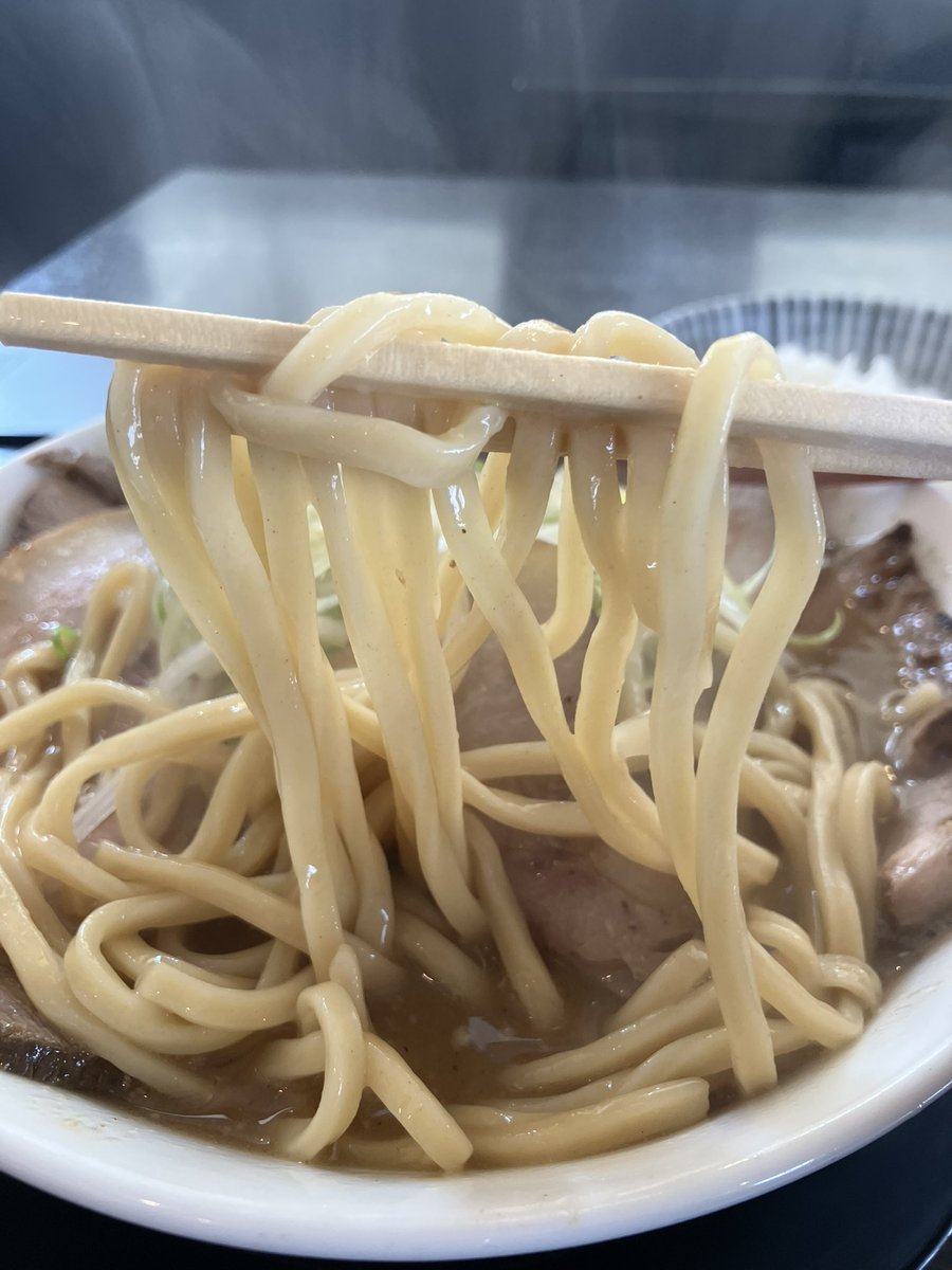 gochi_gokuraku's tweet photo. 今日のお昼は
燕市にあります
鬼にぼ吉田店
濃厚煮干しチャーシュー麺大盛りとライス
比較的すっきり味わいのスープ
麺は太麺、細麺から選べるが今回は太麺をチョイス
チャーシューは大判薄切りであるがかなり食べ応えあり https://t.co/9dvuPLua0Z