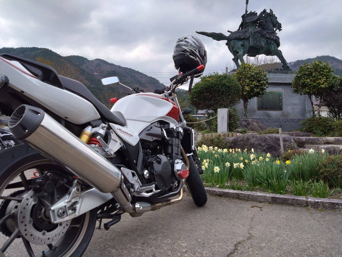 昨日、シーズン初岐阜詣で。
せせらぎ街道から高山入り。途中、路肩に雪があって何気に寒かった…

お昼は、いつものちとせさんで中華そば定食。宮川の中橋、インバウンドで大変な事になってた。

帰りに名宝道の駅によって帰宅。高山、桜満開でした〜