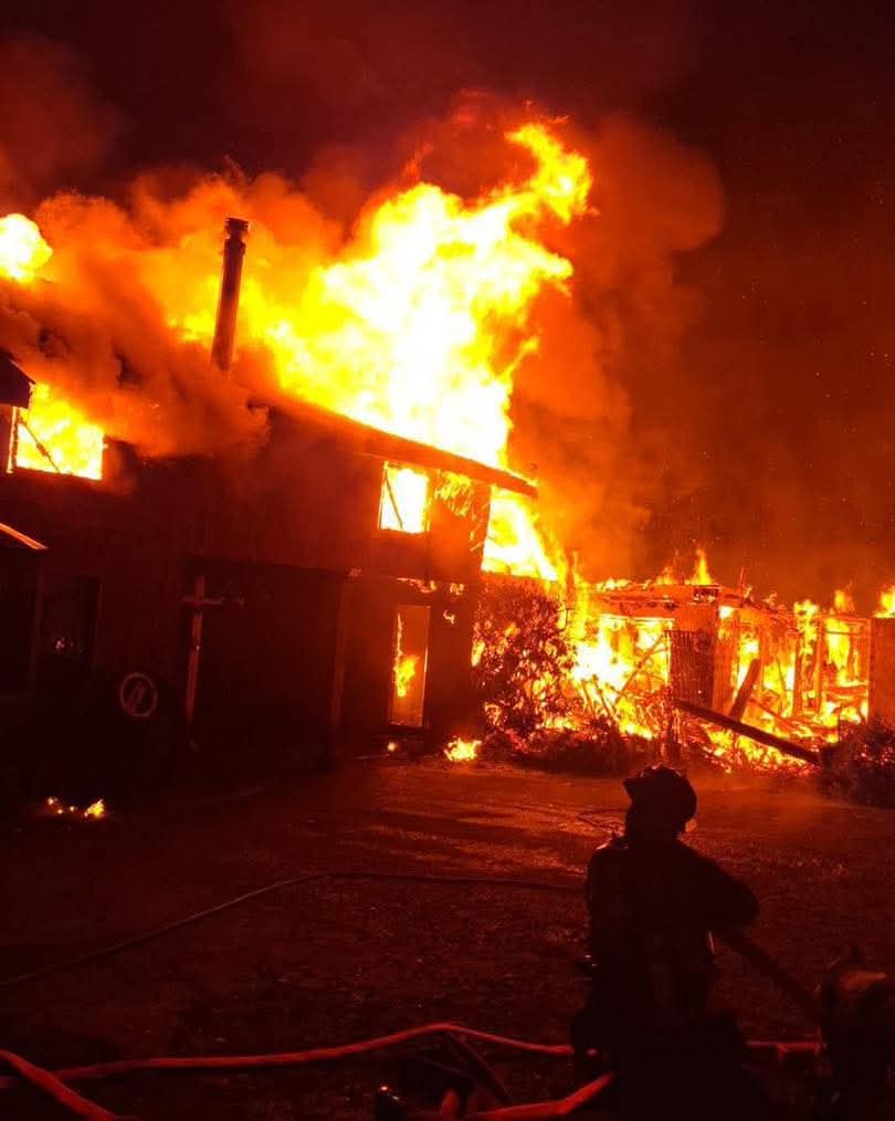 fdo2000's tweet photo. Un incendio en fase de libre combustión afecta las dependencias del internado del liceo Hornopirén en #Hualaihué 
 Los bomberos trabajan arduamente para controlar las llamas y extinguirlas. 
 La situación es delicada y se espera que los bomberos puedan contener el fuego. https://t.co/oWr18XPLYZ