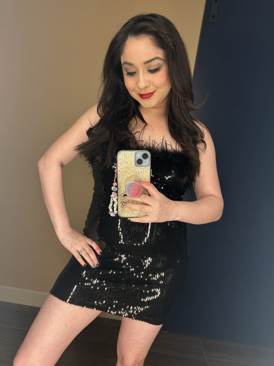 _denisesalcedo's tweet photo. On my way to the WWE Hall of Fame red carpet. https://t.co/vkXDGIqOrF