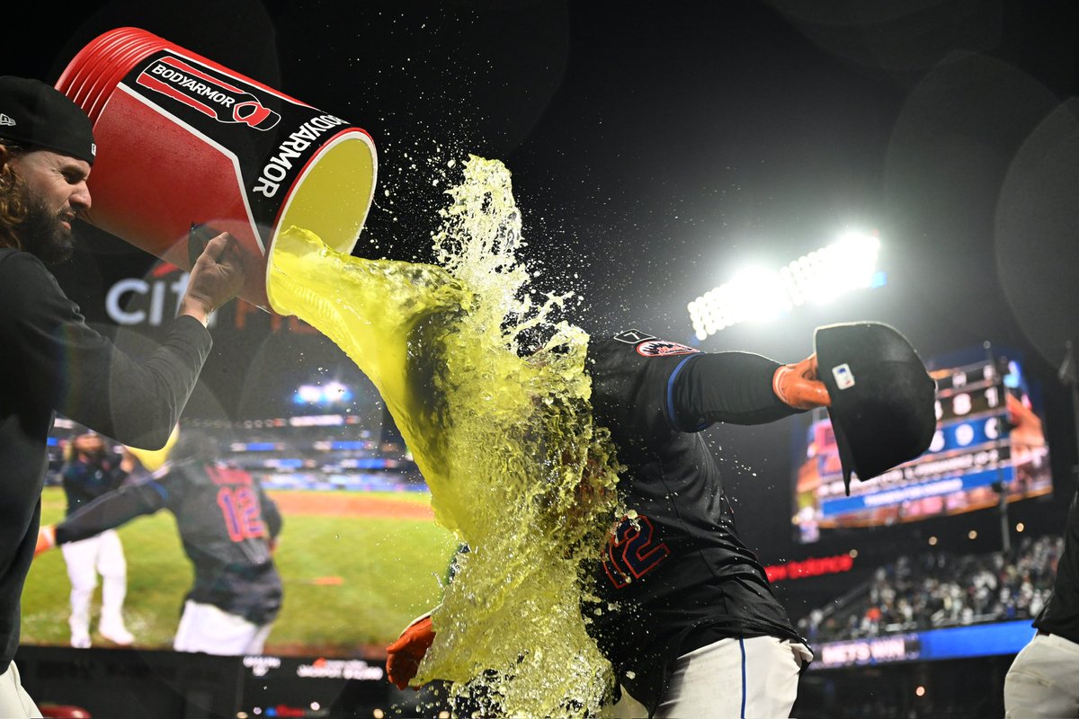 Mets's tweet photo. Water bucket, RELEASE! https://t.co/R2fzDqZ9yV