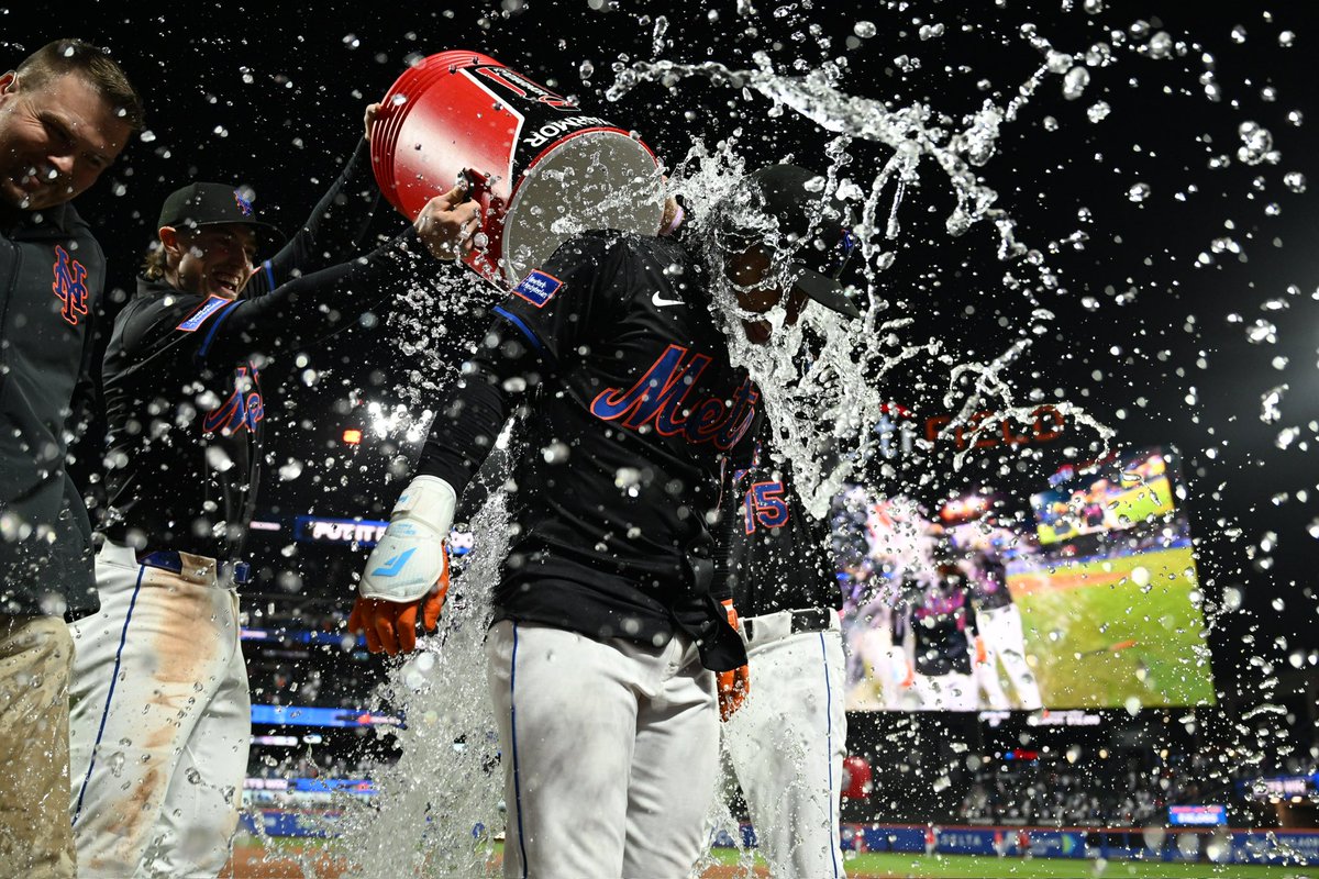 Mets's tweet photo. Water bucket, RELEASE! https://t.co/R2fzDqZ9yV