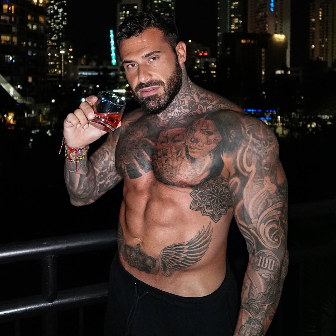 officialMriconi's tweet photo. New Night New Opportunity 😏 https://t.co/4VgA5329bK