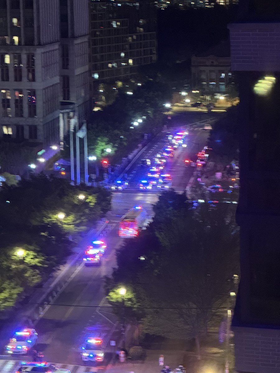 So, looks like at 10:38pm…the police presence is in front on DOT Navy Yard area. They are all back. <a href="/alanhenney/">Alan Henney</a> <a href="/NavyYardCrime/">Navy Yard Crime</a>