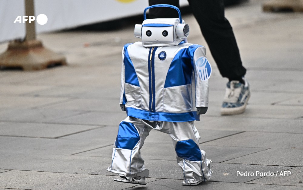 Step by mechanical step, dozens of humanoid robots took to the streets of Beijing , joining thousands of their flesh-and-blood counterparts in a world-first half marathon
➡️u.afp.com/SSPg