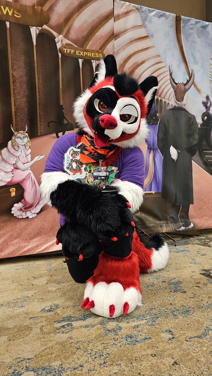 Howdy down there fren. Love this photo from #TFF2025 #FursuitFriday