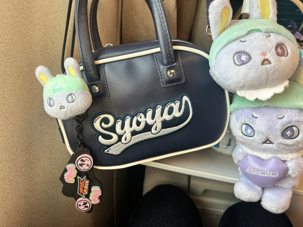 usakmt45's tweet photo. ミニボストン🐰
財布、カードケース、充電器、リップ3、
ハンドクリーム、鏡、くし、除菌シート、
ハンカチ、アルコールスプレー、ピルケース2、ヘアオイル入ってるけどまだ普通に余裕ある💪🏻 https://t.co/tJgmkAMcxK