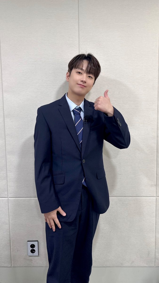 ChanWonOfficial's tweet photo. 📸 찬또그래퍼 📸

캐스또의 수트 차림
놓칠 수 없죠!😍

<뽈룬티어>까지
본방 사수하러😎

밤 10시 40분!
KBS2에서 또 만나요~🫶🏻

#이찬원 #LeeChanWon
#뽈룬티어
#티엔엔터테인먼트 https://t.co/kxHRY0ksdm