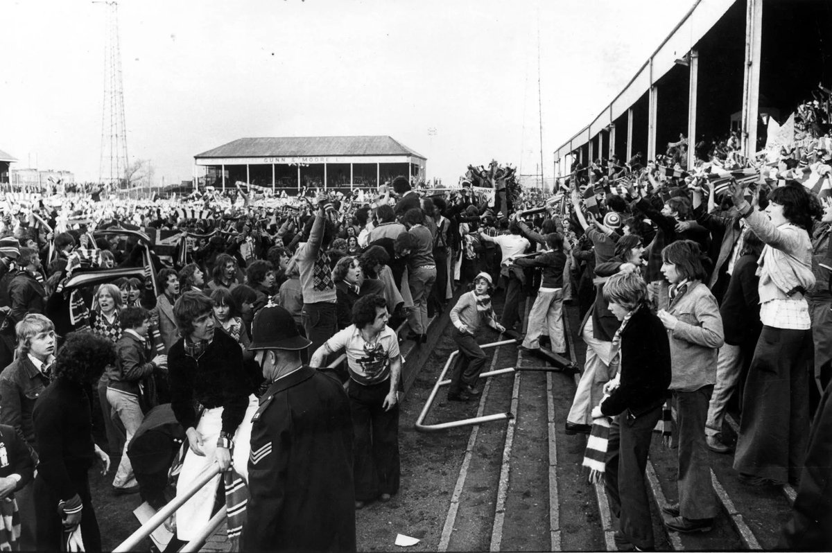 Unitedfans2023's tweet photo. On this day 50 years ago
Manchester United fans celebrate at Meadow Lane after a 2-2 draw against Notts County ensured the 2nd Division title.
#MUFC #DocsRedArmy https://t.co/cTtGhlCwYF