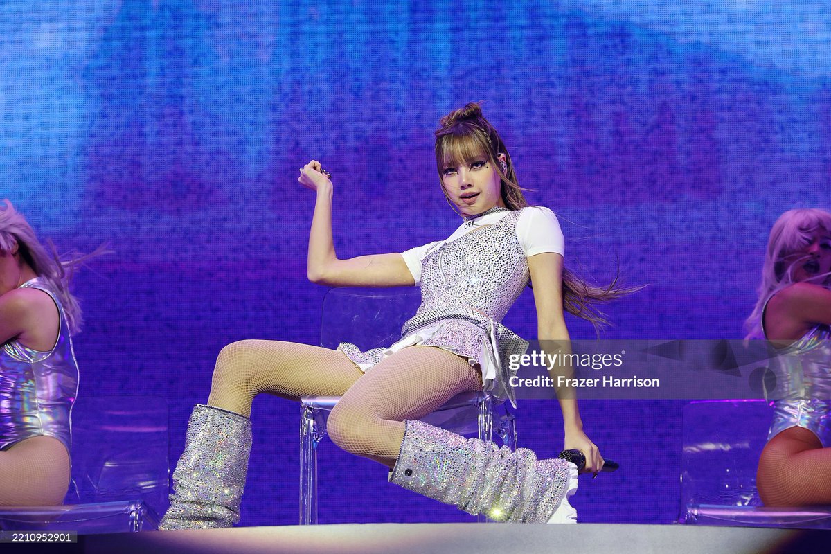 Doralovelisa's tweet photo. THANK YOU FRAZER HARRISON 📸

ROCKSTAR LISA COACHELLA 
#LISACHELLA #Coachella2025 https://t.co/pFNfCn4FdV
