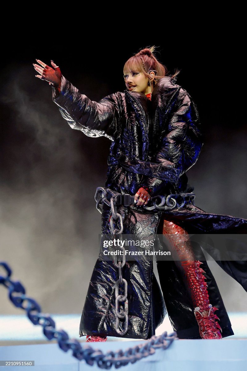 Doralovelisa's tweet photo. THANK YOU FRAZER HARRISON 📸

ROCKSTAR LISA COACHELLA 
#LISACHELLA #Coachella2025 https://t.co/pFNfCn4FdV