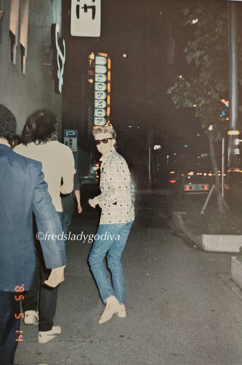 fredsladygodiva's tweet photo. 1985/5/14 大阪
夕食のための焼肉店「大同門」に到着しタクシーを降りて歩いています
#RogerTaylor #CrystalTaylor https://t.co/aYsnmZdBw4
