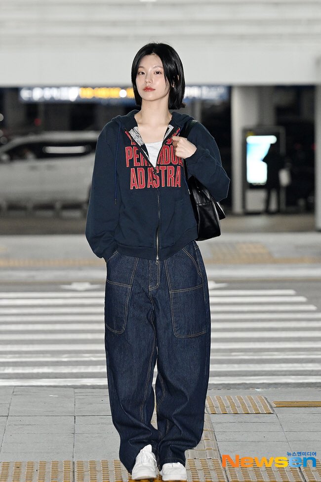 yeji_news's tweet photo. [ PRESS ] 250419 | Departure for Shanghai ✈️ (Makestar Fansign Event)

Please visit the links and leave a reaction 🖤
🔗 https://t.co/2hw3kLnEl2
🔗 https://t.co/G0OLf7oLWU
🔗 https://t.co/ksjYdENupP

#YEJI_AIR #YEJI #예지 @ITZYofficial https://t.co/hecJ7a75Xj