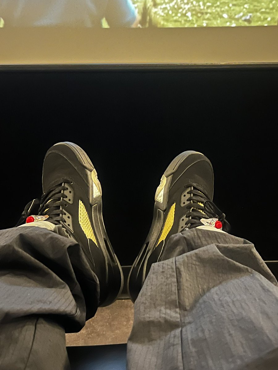 CharlesNewble's tweet photo. 2016 metallic 5’s https://t.co/sBZN97YxHT