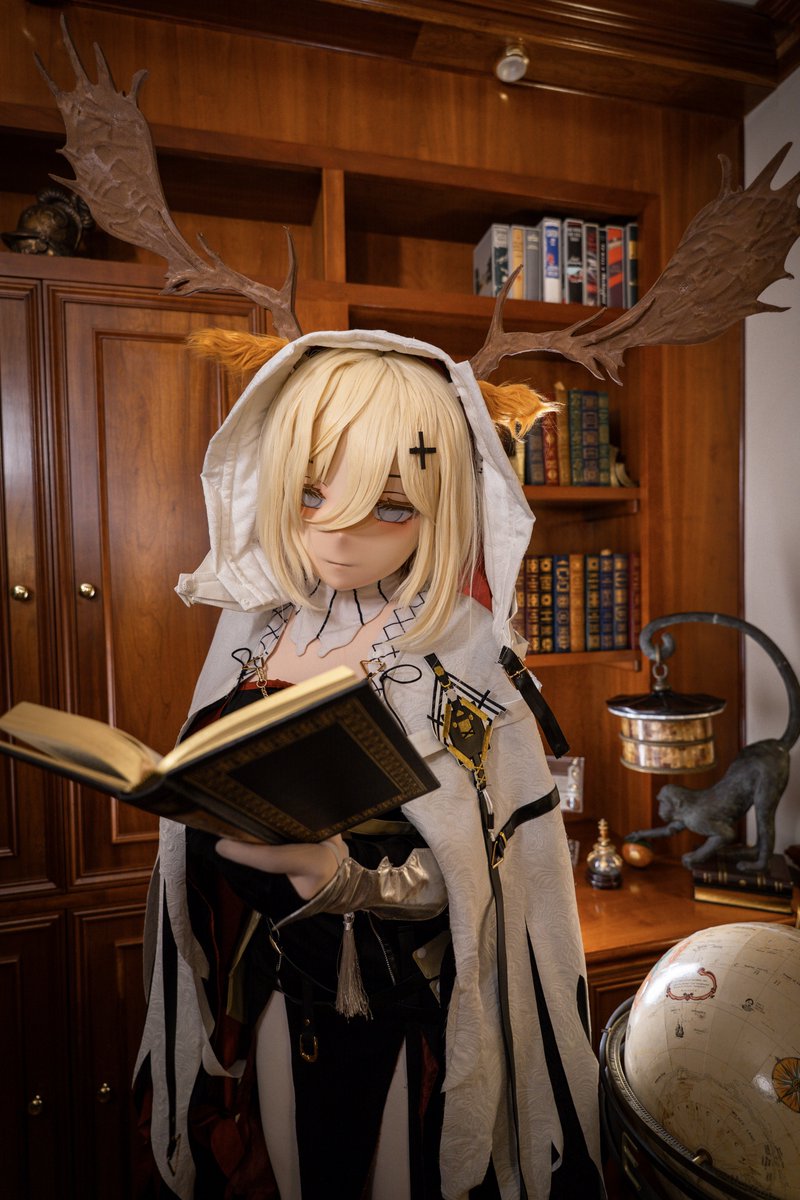 Doktor, have you finished reading the poems I gave you?

📷: <a href="/Kiri__LT/">Kiri</a>  
🏡:<a href="/kigurumeet/">Kigurumeet</a>  
#kigurumi #着ぐるみ #Arknights
