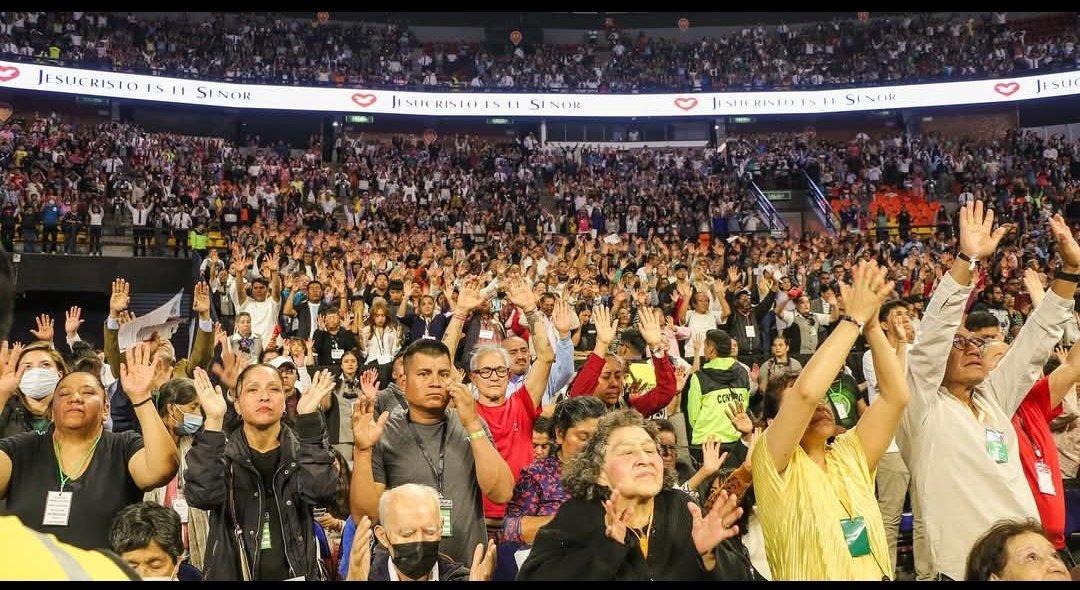 UnivMx's tweet photo. Viernes Santo en Ciudad de Mexico. 
Familias bendecidas y sobre todo del Espíritu Santo fue derramado. 
#familiaalpiedelacruz https://t.co/hUvlOrWMeo