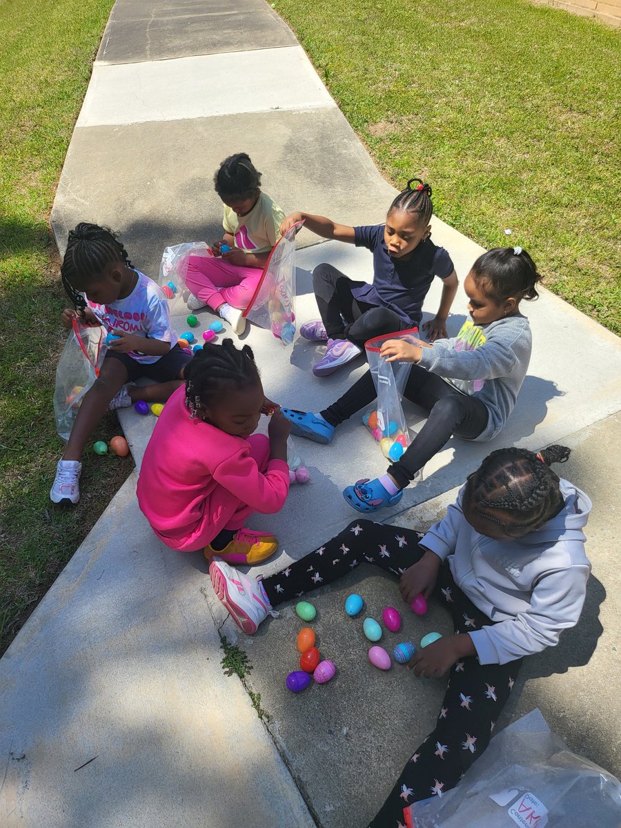 BeverlyDBaldwin's tweet photo. Kindergarten students were mommy and daddy ducks "hunting" for their lost ducklings! Every duckling was found and returned safely to their "mommy" and "daddy". 🐣 @RandolphDolphin https://t.co/6r78yNY0yP