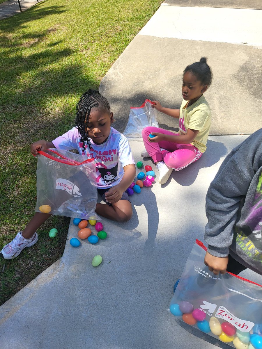 BeverlyDBaldwin's tweet photo. Kindergarten students were mommy and daddy ducks "hunting" for their lost ducklings! Every duckling was found and returned safely to their "mommy" and "daddy". 🐣 @RandolphDolphin https://t.co/6r78yNY0yP