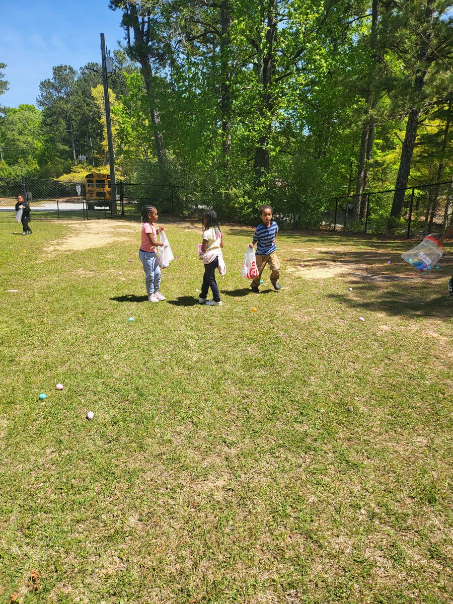 BeverlyDBaldwin's tweet photo. Kindergarten students were mommy and daddy ducks "hunting" for their lost ducklings! Every duckling was found and returned safely to their "mommy" and "daddy". 🐣 @RandolphDolphin https://t.co/6r78yNY0yP